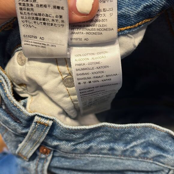 Levi's 501 Straight Ankle Cropped Jeans with Distressed Knee - Picture 5 of 9